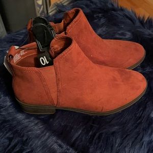 Women’s rust colored ankle booties